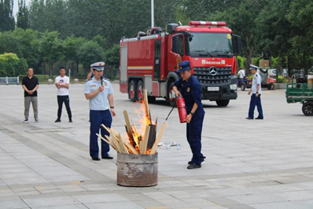 图：沧州消防支队介绍相关消防设备