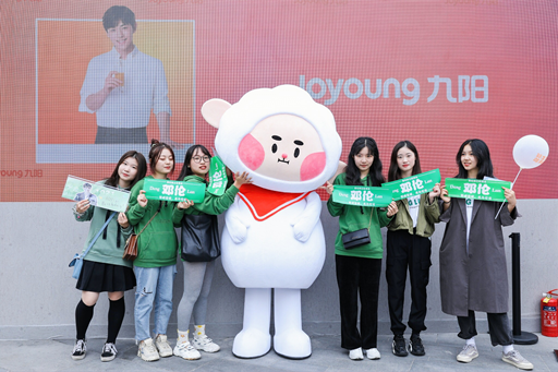 不少年轻人在萌潮厨房和九阳虚拟形象代言人阳仔合影。