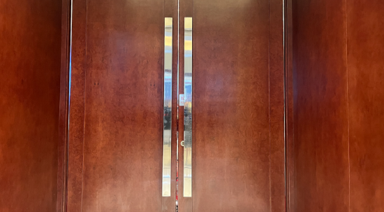 报价过程中大门紧闭，医保局相关人员逐一拆开企业报价表并公式，价格决定企业是否中标