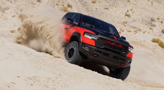 好看视频:重百世纪卡回收-Stellantis重启售价10万美元的公羊TRXV8皮卡 行业监管放宽