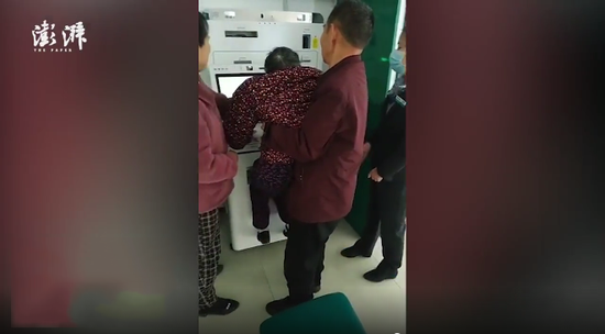 抬九旬老人进农行