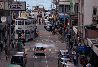 图5：香港街头人潮攒动&nbsp;&nbsp;资料来源：实地拍摄，申万宏源研究