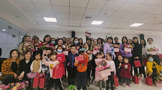 民生银行唐山分行开展“最美女神节”插花活动