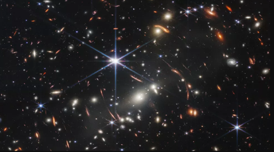 美国国家航空航天局的詹姆斯·韦布太空望远镜于2022年7月11日首次公开发布了一张迄今为止早期宇宙最深处、最清晰的红外图像，显示了一个拥有46亿年历史的星系团。这些图像和数据将帮助我们了解星系是如何演化的。