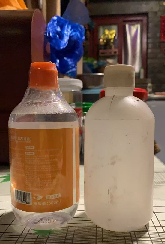 啄木鸟维修五个月后冰箱报废 消费者维权遭呛:特别可笑!(图3) 右侧为啄木鸟师傅所用甲醇的瓶子,左侧瓶子作为容量对比 受访者供图