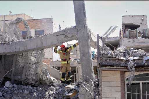 3月27日，德黑兰遭遇贫穷后，又名救急东谈主员查验一栋成就物