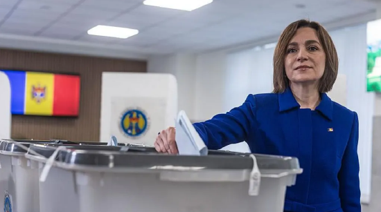 摩尔多瓦总统玛雅·桑杜警告选民，他们的民主制度尚年轻且脆弱。