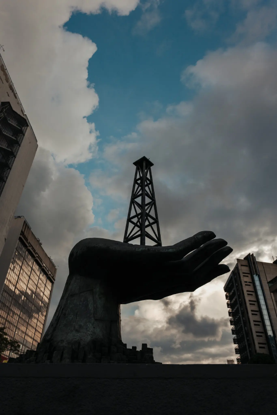 极目新闻:瑞祥全球白金卡-西方油企对委投资心存顾虑，巨头高管齐聚白宫