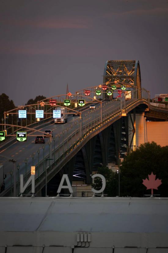 薄暮时期，贯穿加拿大与好意思国的和平大桥。