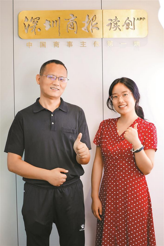 本报记者与黄道林（左）。深圳商报记者 刘文英 摄