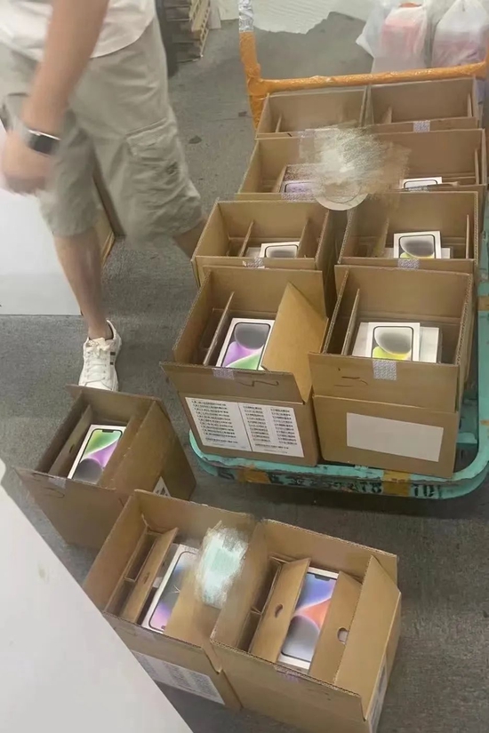 图 | 9月15日，商家展示“到货情况”