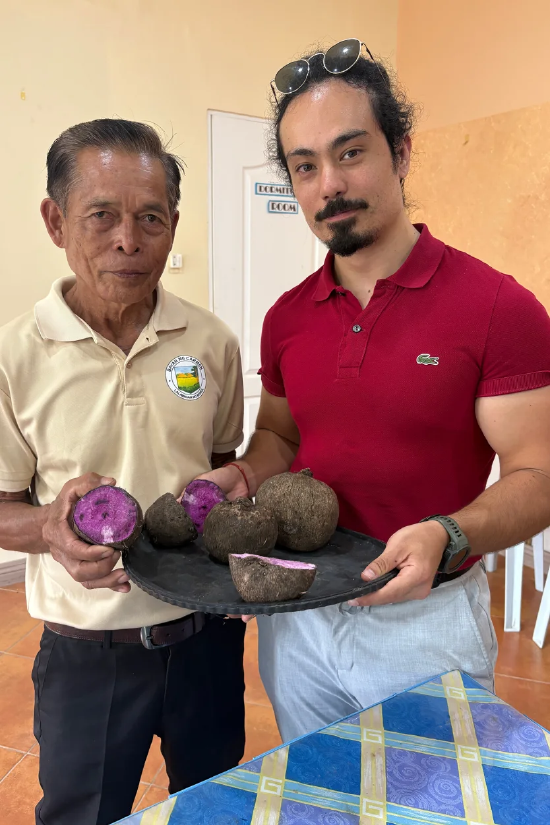 杰弗里・塞萨里乘船两小时，拜访一位 73 岁农户及当地业内人士，敲定紫薯采购渠道。