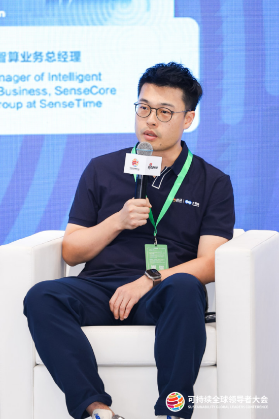 （商汤大装置智算业务总经理杨惠谦发言）