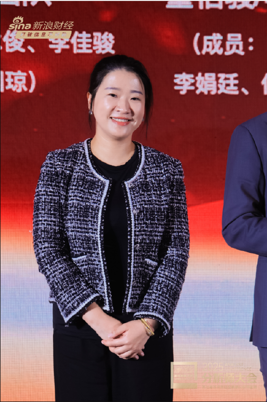 图：周向勇先生为获奖分析师颁奖