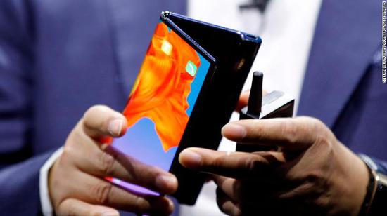 华为推出5G折叠手机售价2600美元 将与三星展