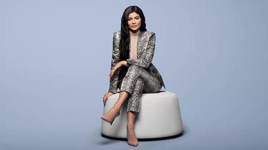 《福布斯》把凯莉·詹娜列为世界最年轻的白手起家亿万富豪，在社交媒体上重燃关于“白手起家”的争论。图片来源：JAMEL TOPPIN