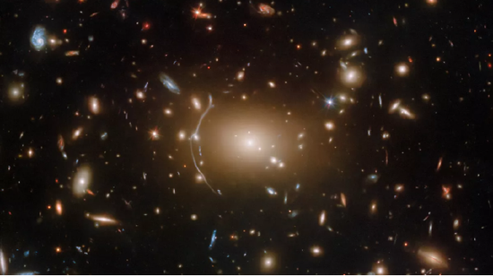 星系团：哈勃望远镜拍摄到包含暗物质线索的“宇宙蛛网”