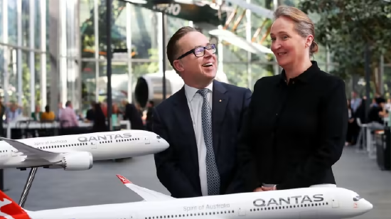 澳洲航空首席执行官Alan Joyce（左）和接班人Vanessa Hudson（右）