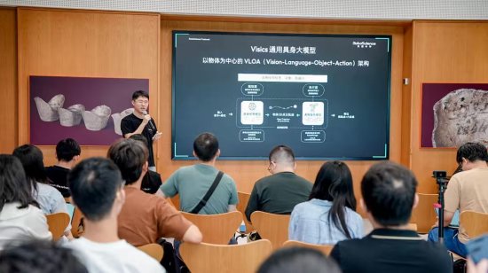 RoboScience机器科学推出通用具身大模型Visics，VLOA架构实现三大维度泛化