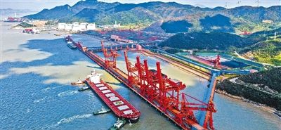 浙江省宁波舟山港穿山港区中宅矿石码头,装载17.8万吨铁矿砂的“宏梅”轮缓缓靠泊。该码头投产运营对优化我国大型矿石码头布局、降低进口矿石运输费用等具有重要意义。 蒋晓东摄(影像中国)