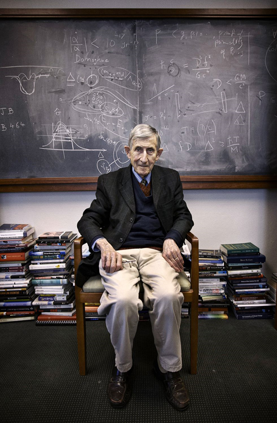 2009 年 2 月 24 日,英国诞生的好意思国表面物理学家弗里曼·戴森 (Freeman Dyson,1923 - 2020 年)坐在新泽西州普林斯顿高等商讨院办公室 。