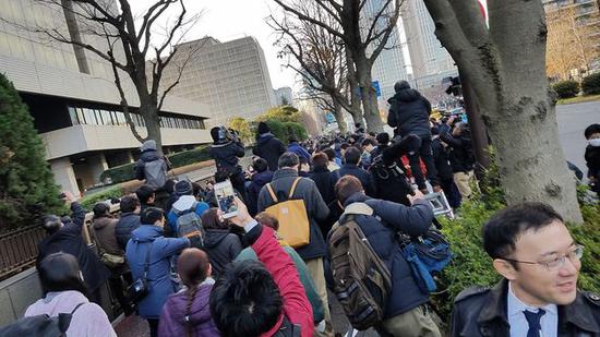 周二东京地方法院外面聚集的媒体