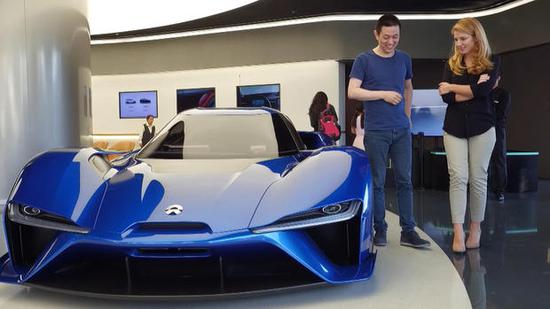 蔚来汽车CEO李斌接受《60分钟》记者霍莉-威廉姆斯采访