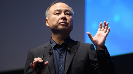 孙正义演示日本经济超越中美幻灯片 观众笑场了