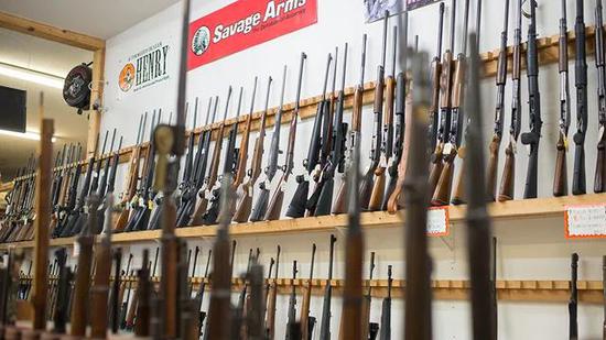 美国疫情爆发五个月来枪支销售激增1730万