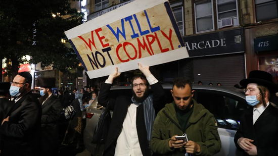 （成群的抗议者聚集在布鲁克林区谴责再次封锁）