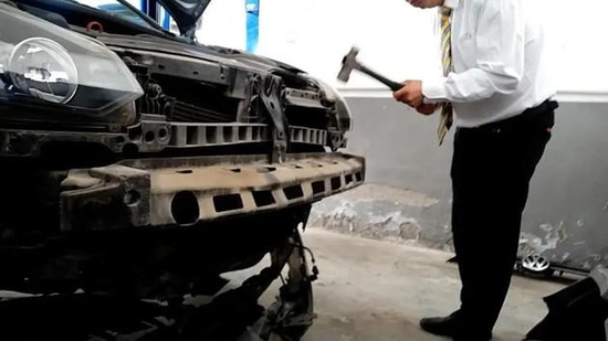 图：维修人员蓄意砸坏事故汽车，来自新京报调查组