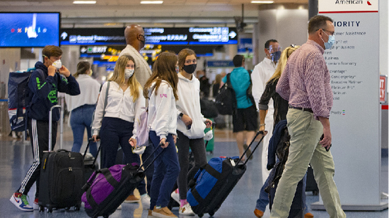 数百万美国人感恩节前乘飞机出行 无视疫情警告