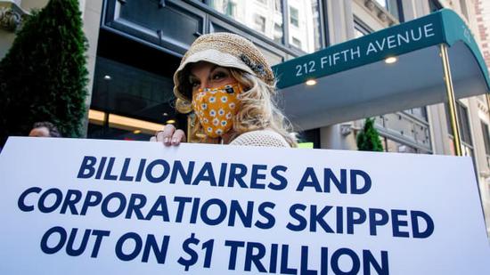 “爱国百万富翁”的成员在贝索斯纽约公寓外举行抗议活动，要求他缴纳应缴的税款
