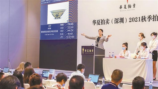 18亿元原标题:深圳古玩城华夏秋拍举行成交超2.18亿元图为拍卖会现场.