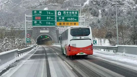 （氢能大巴按照冬奥会接驳路线进行低温环境实地路测）