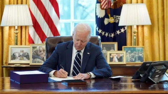 美国总统拜登签署《2022年通胀削减法案》