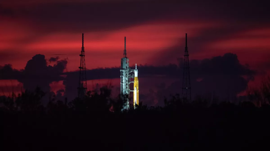 太空发射系统(SLS)火箭在美国佛罗里达州肯尼迪航天中心等待发射，这枚强大的火箭是美国宇航局阿尔忒弥斯计划的关键环节。