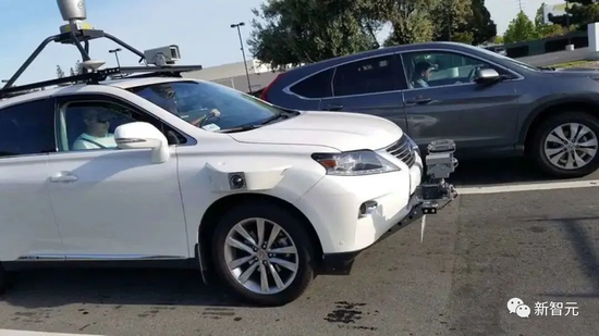 在2017年，好几辆装载了大量传感器和摄像头的苹果汽车在加州的公共道路上进行测试