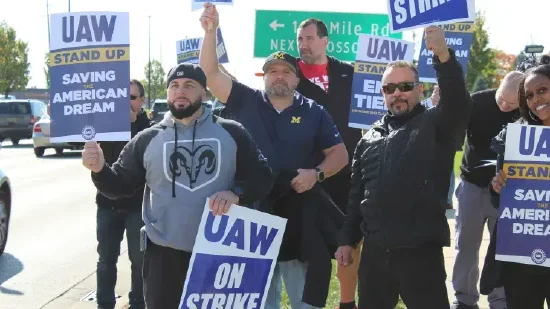 UAW成员批准与斯特兰蒂斯的新劳动合同