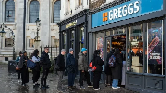 英国消费者在Greggs店面外排队