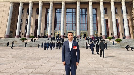 何小鹏：建议制定人形机器人销售补贴政策，加快构建飞行汽车驾照分类分级认证体系