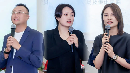 图从左至右分别为：石磊校友，王霞同学，陈希南女士