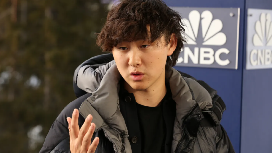2025 年 1 月 23 日，Scale AI 首席执行官亚历山大・王在瑞士达沃斯世界经济论坛场外接受 CNBC《财经论谈》栏目采访。