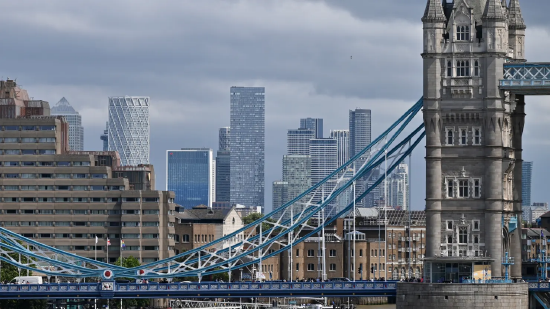 2025 年 6 月 26 日，英国伦敦，视线越过塔桥，望向金丝雀码头林立的商住两用摩天大楼。