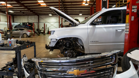 2025 年 12 月 12 日，美国俄克拉荷马州俄克拉荷马城，一家汽车维修店内待修的车辆。