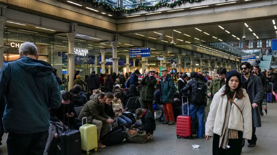 2025 年 12 月 30 日,伦敦圣潘克拉斯车站内,大批乘客携行李滞留等候。受供电故障影响,英国与欧洲大陆之间的欧洲之星列车服务全面暂停。欧洲之星官方以 “运营大面积中断” 为由,建议乘客将 30 日的行程延后,此次故障已造成列车严重延误及大量车次取消。