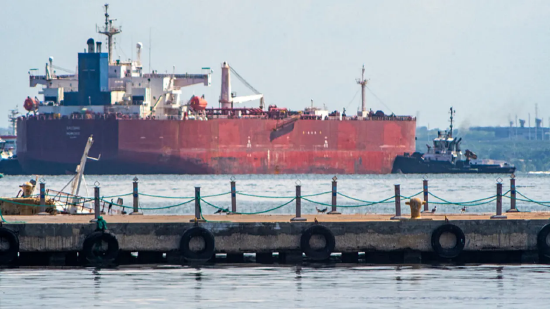 一艘原油运输船停泊在委内瑞拉苏利亚州马拉开波市附近的马拉开波湖上。