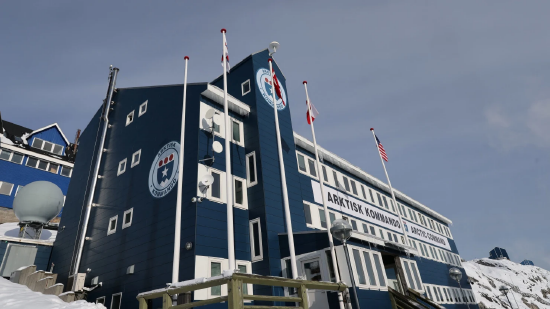 2025 年 3 月 27 日，丹麦、格陵兰及美国国旗在格陵兰岛努克的丹麦武装部队北极司令部迎风飘扬。