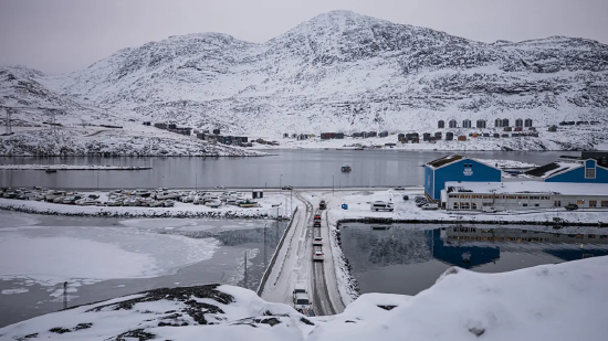 2026 年 1 月 21 日，车辆驶出努克的苏略苏阿克隧道，沿着狭窄道路行驶。