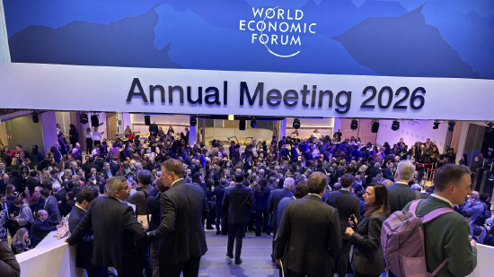 2026 年世界经济论坛期间，人们为旁听特朗普的特别演讲在会场外排队等候。